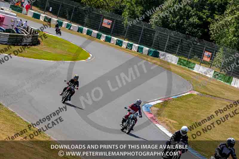 Vintage motorcycle club;eventdigitalimages;mallory park;mallory park trackday photographs;no limits trackdays;peter wileman photography;trackday digital images;trackday photos;vmcc festival 1000 bikes photographs